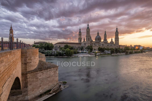 Basílica de Nossa Senhora do Pilar junto ao rio Ebro, Saragoça, Aragão, Espanha — Fotografia de Stock