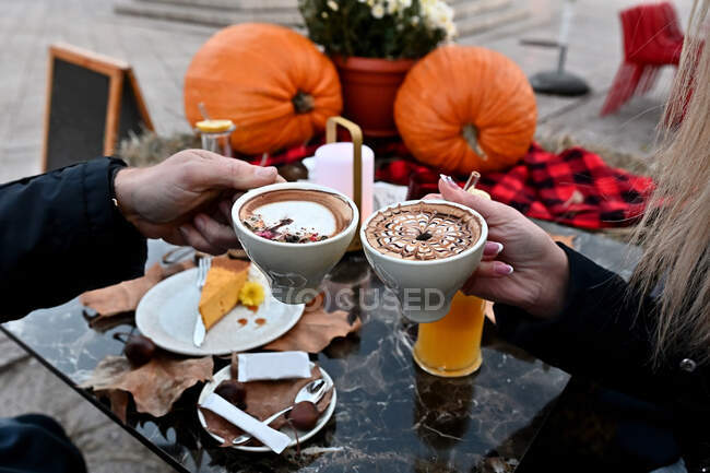 Couple sitting outdoors drinking coffee in autumn, Bosnia and Herzegovina — Stock Photo