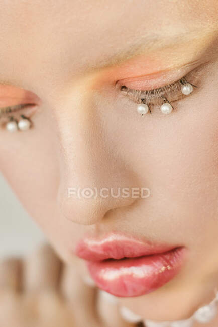 Retrato de una hermosa chica con pestañas de perla - foto de stock
