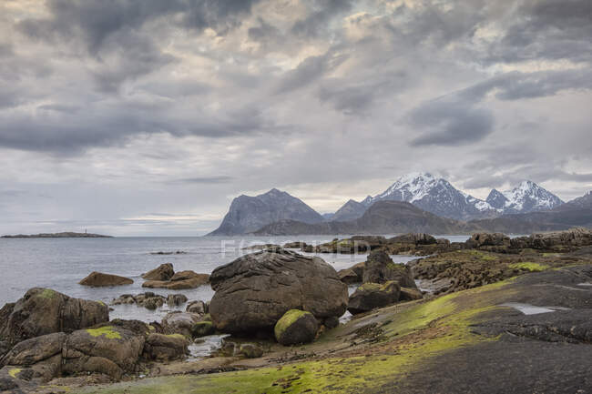 Paisagem costeira rochosa, Lofoten, Nordland, Noruega — Fotografia de Stock