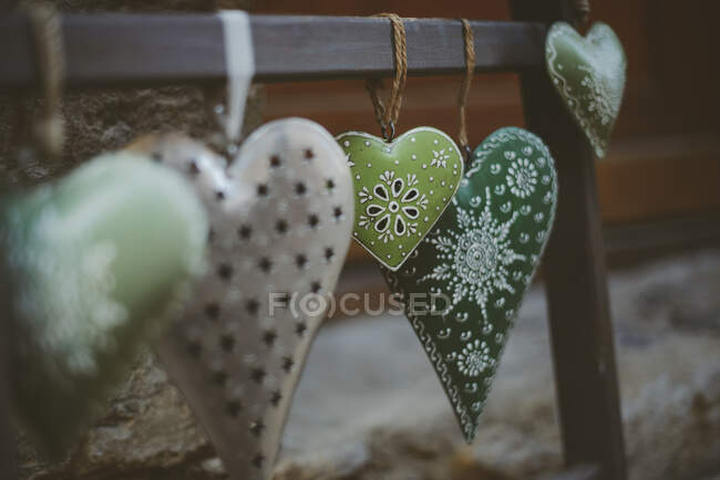 Gros plan sur les décorations en forme de coeur de Noël — Photo de stock