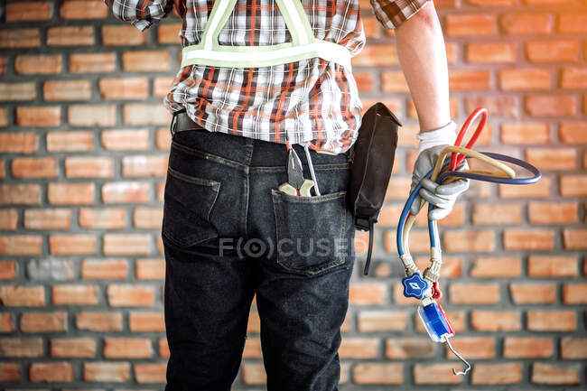 Vista trasera de un trabajador manual con herramientas, Tailandia - foto de stock