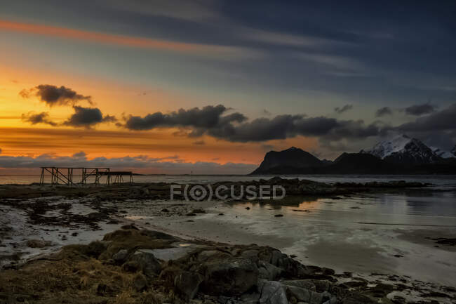 Paisaje costero al atardecer, Flakstad, Lofoten, Nordland, Noruega - foto de stock