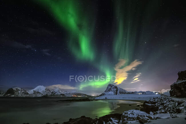 Northern lights over Flakstad, Lofoten, Nordland, Norway — Stock Photo