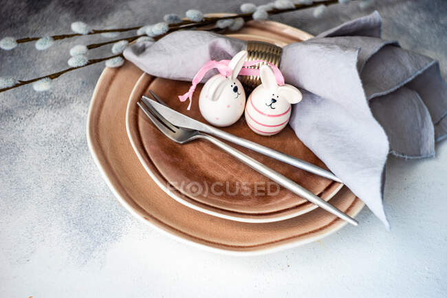 Luogo di Pasqua impostazione con ornamenti coniglietto di Pasqua — Foto stock
