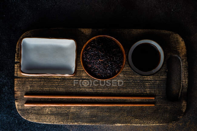 Riso nero biologico crudo in una ciotola come concetto di cucina asiatica — Foto stock