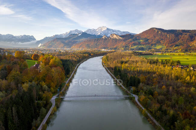Vista aérea del hombre parado en el puente sobre el río Salzach al atardecer, Salzburgo, Austria - foto de stock