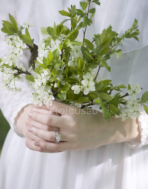 Primo piano di una sposa che tiene un mazzo di fiori di primavera — Foto stock