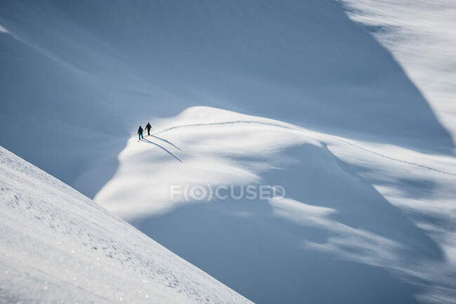 Zwei Personen beim Skifahren in den Alpen, Lienz, Österreich — Stockfoto
