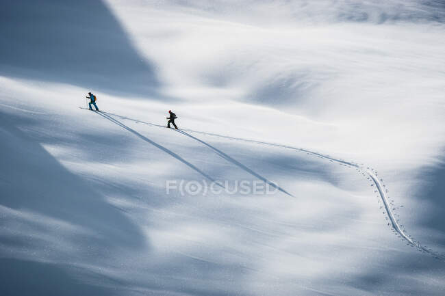 Duas pessoas esquiando nos Alpes, Lienz, Áustria — Fotografia de Stock