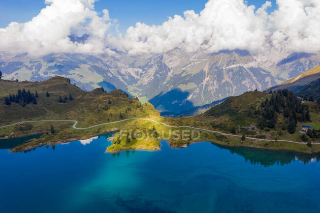 Горные отражения в озере Трубзе на горе Титлис, Нидвальден, Швейцария — стоковое фото
