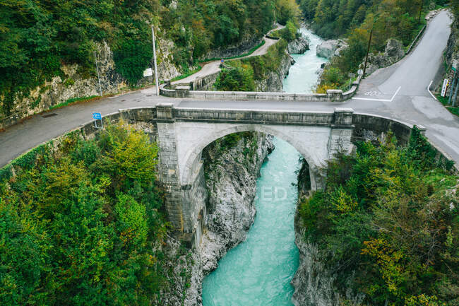 Puente de Napoleón sobre el río Soca, Kobarid, Eslovenia - foto de stock