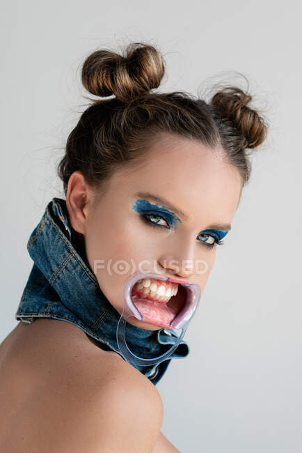 Portrait d'une femme portant un rétracteur buccal — Photo de stock