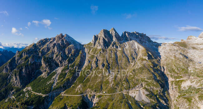 Paso de montaña en la cordillera de Mangart, Alpes Julianos, Eslovenia - foto de stock