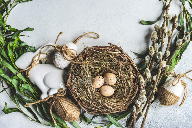 Концептуальный пасхальный кролик с пасхальными яйцами в гнезде — стоковое фото