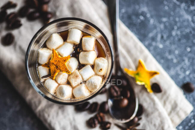 Xícara de café com marshmallow em guardanapo têxtil — Fotografia de Stock