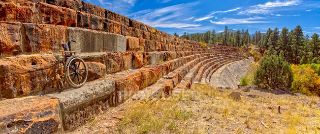Sedia a rotelle abbandonata sui gradini del Santa Fe Reservoir, Williams, Arizona, USA — Foto stock