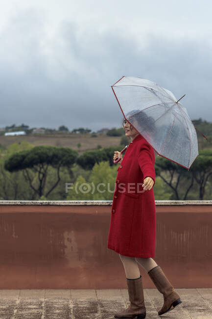 Frau tanzt im Regen mit Regenschirm, Rom, Latium, Italien — Stockfoto