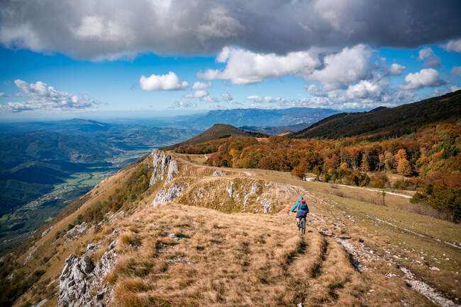Жінки Гірський байк на Mt Nanos вище Віпави, Словенія — стокове фото