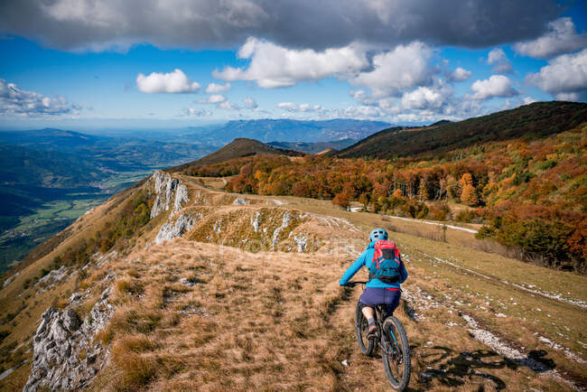 Donna mountain bike sul Monte Nanos sopra Vipava, Slovenia — Foto stock