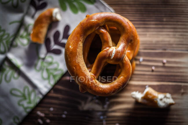 Freshly baked pretzels on a wooden table — Stock Photo