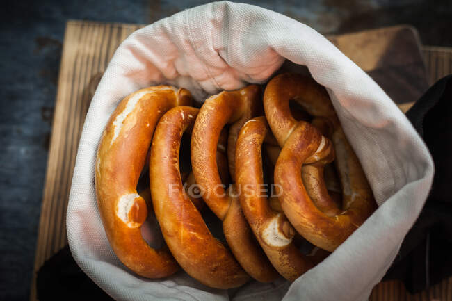 Bretzels fraîchement cuits dans un sac de service de pain de coton — Photo de stock