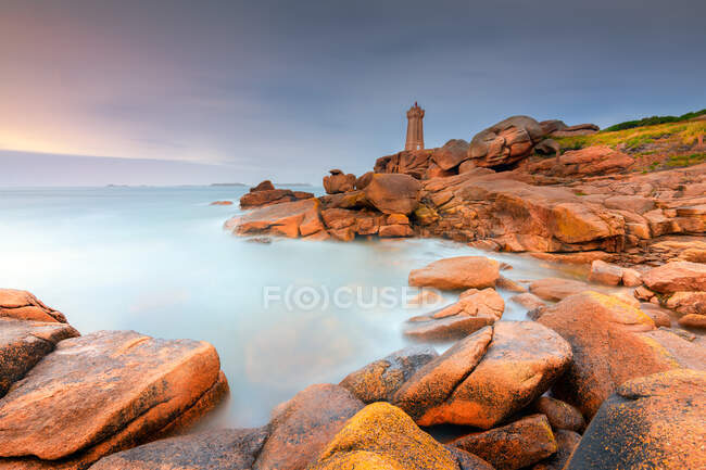 Pors Kamor lighthouse along Cote de granit rose, Ploumanac'h, Cotes-d'Armor, Brittany, France, — Stock Photo