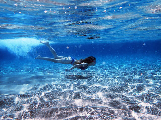 Ragazza che nuota sott'acqua nell'oceano, Maldive — Foto stock