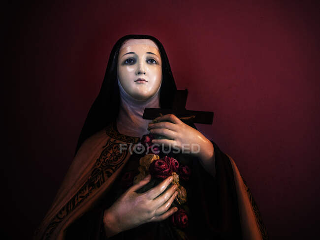 Primer plano de una Virgen en una iglesia, Italia - foto de stock