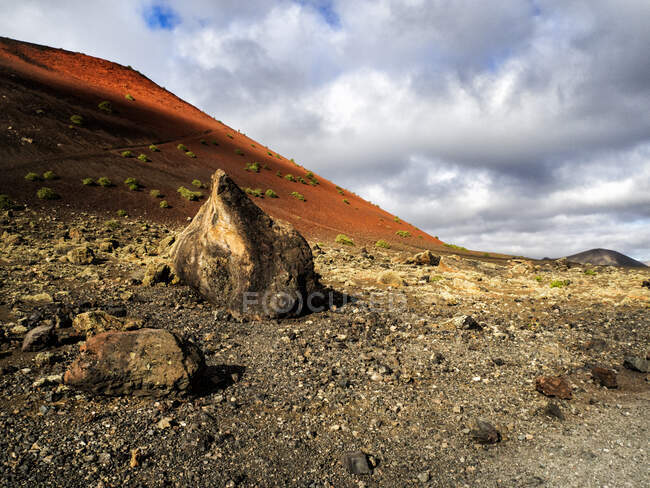 Duna de areia em terreno vulcânico, Lanzarote, Ilhas Canárias, Espanha — Fotografia de Stock