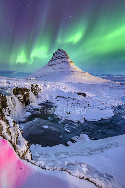 Larga exposición de luces boreales sobre Kirkjufell, Península de Snaefellsnes, Islandia - foto de stock