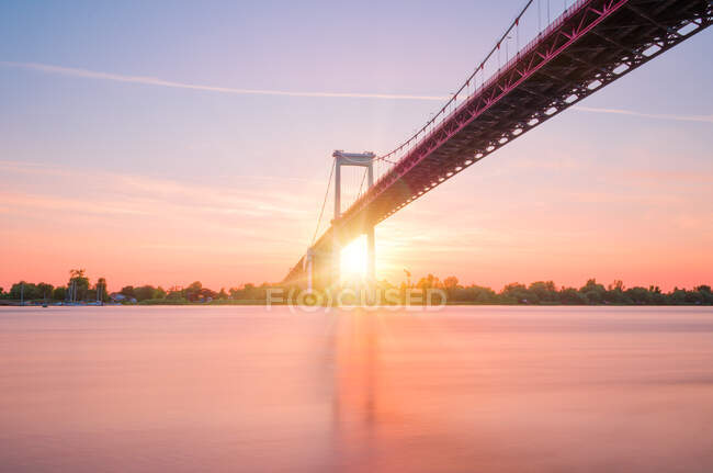 Aquitaine Brücke über die Garonne bei Sonnenuntergang, Bordeaux, Nouvelle-Aquitaine, Frankreich — Stockfoto