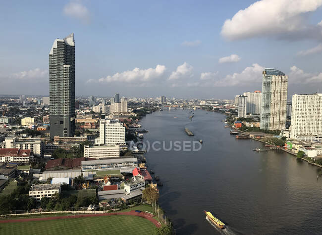 Aerial view of Chao Phraya river and cityscape, Bangkok, Thailand — Stock Photo