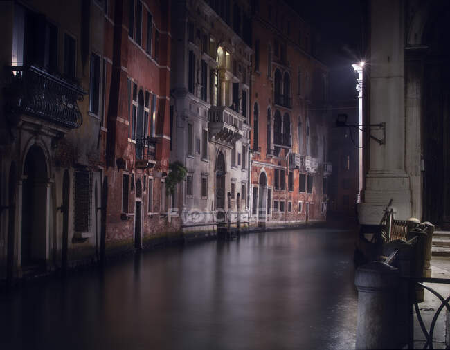 Paysage urbain la nuit, Venise, Vénétie, Italie — Photo de stock