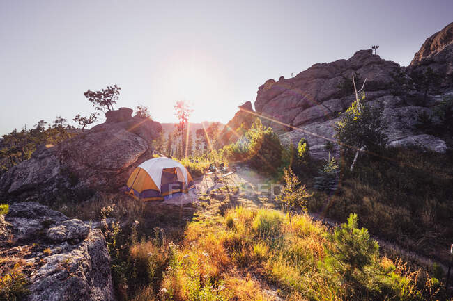 Tente sur un affleurement rocheux au coucher du soleil, Dakota du Sud, États-Unis — Photo de stock