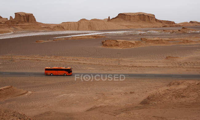Autobús conduciendo por el desierto de Kalut, Irán - foto de stock