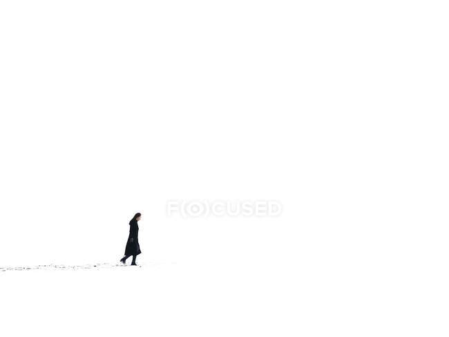 Vista laterale di una donna che cammina sulla neve, Corea del Sud — Foto stock