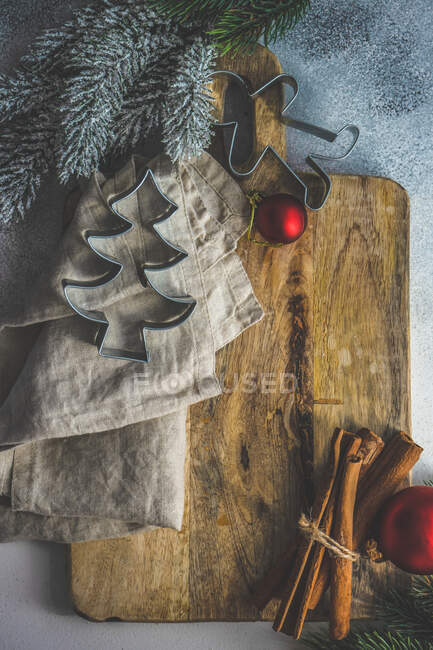 Concepto de cocina navideña con tabla, cortadores y canela - foto de stock