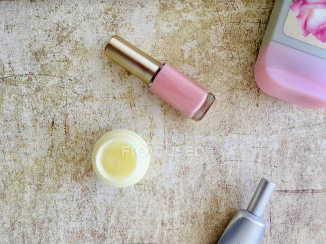 Vue aérienne des produits de maquillage sur une table — Photo de stock