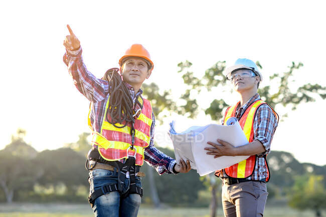 Deux travailleurs de la construction sur un chantier, Thaïlande — Photo de stock