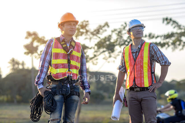 Dos trabajadores de la construcción en un sitio de construcción, Tailandia - foto de stock