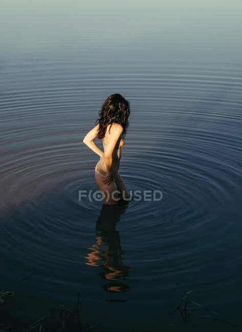 Mulher de pé em um rio em sua lingerie, Rússia — Fotografia de Stock