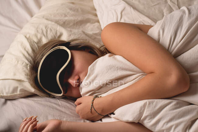 Teenagermadchen Tragt Augenmaske Im Bett Mude Person Mit Weisser Hautfarbe Stock Photo 461375568