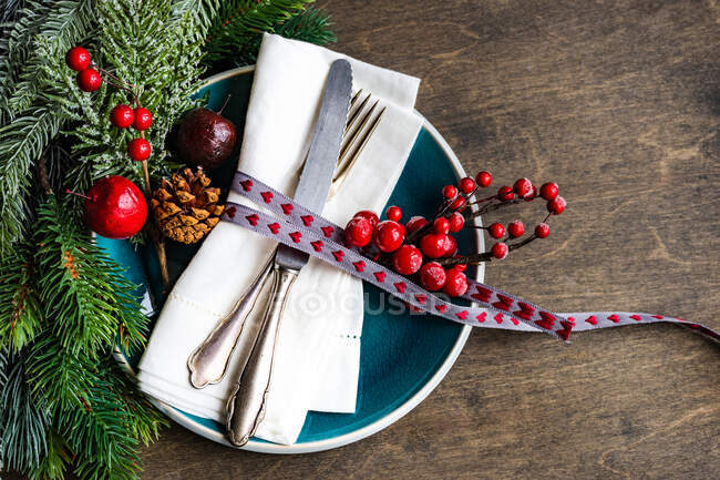 Cadre de table festive avec assiette vide, couverts et décoration sur fond rustique avec espace de copie — Photo de stock