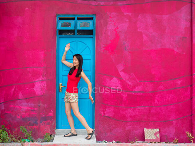 Портрет женщины, стоящей в дверях, Мальдивы — стоковое фото