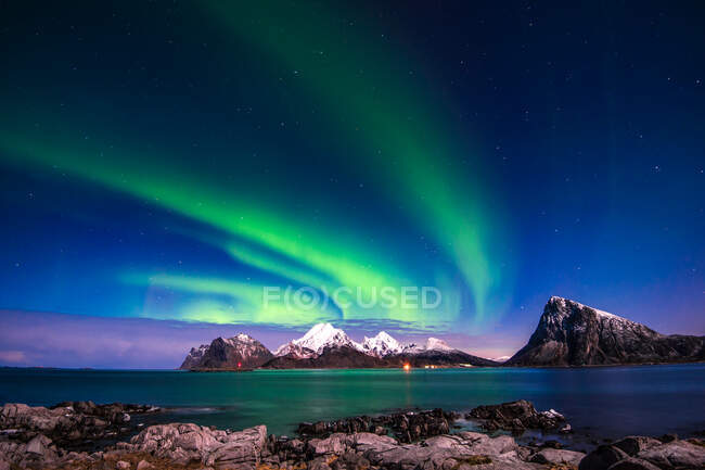 Luzes do norte sobre paisagem montanhosa costeira, Flakstad, Lofoten, Nordland, Noruega — Fotografia de Stock