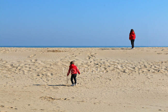 Due bambini che giocano in spiaggia in inverno, Rimini — Foto stock