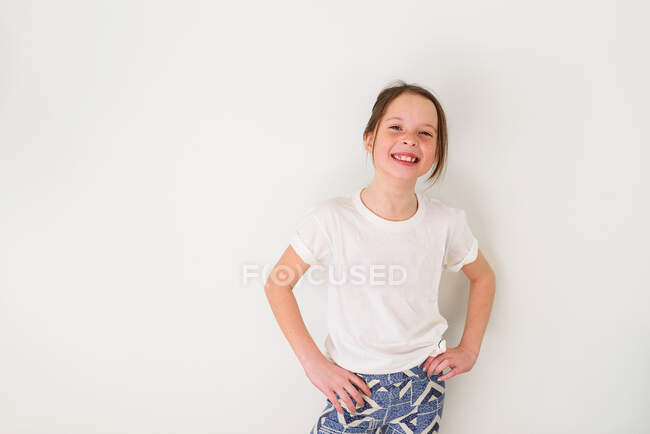 Retrato de una chica feliz sonriendo - foto de stock