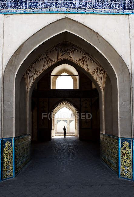 Жінка стоїть посередині старої мечеті (Ісфахан, Іран). — стокове фото