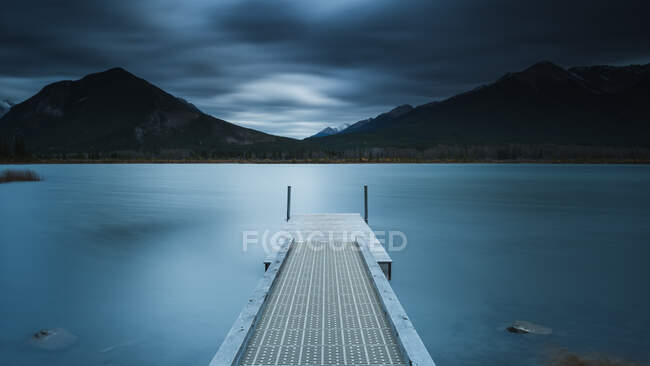 Molo di legno, Vermilion Lakes, vicino a Banff, Alberta, Canada — Foto stock